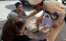 CSGT cứu cụ bà 80 tuổi bất tỉnh trên đường vì nắng nóng