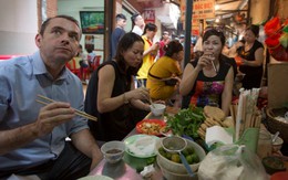 Đại sứ Pháp ăn bún đậu mắm tôm ở ngõ chợ bình dân
