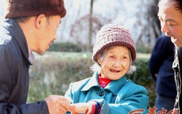 Cụ bà gần trăm tuổi được chồng trẻ trao nhẫn kim cương