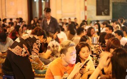 Giật mình với hình ảnh người người cắm đầu vào smartphone