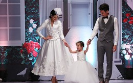 Con gái Huy Khánh tự tin catwalk cùng bố mẹ