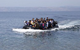 Hãi hùng thi thể của gần 100 người tị nạn dạt vào bờ biển