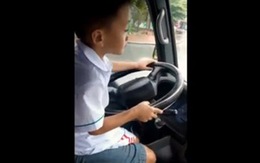 Tìm ra bé trai 6 tuổi lái xe ô tô lao băng băng trên đường