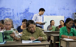 Khi các bà, mẹ đi học xóa mù