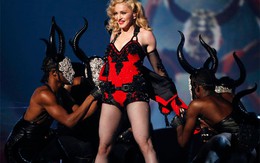Madonna bắt vũ công hôn chân vì đến muộn