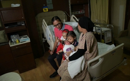 Bà mẹ Singapore sinh hai con cách nhau 10 tháng