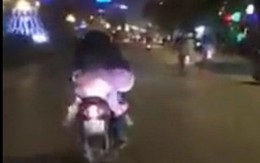 Thót tim mẹ Việt hồn nhiên chạy xe máy chở con nhỏ ngủ say như sắp rơi