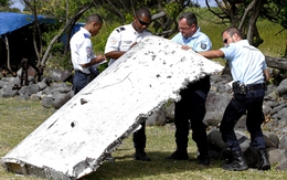 Phát hiện xác máy bay chứa xương người nghi của MH370