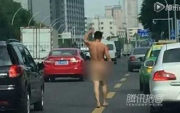 Khỏa thân gây náo loạn giữa phố