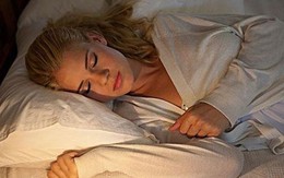 13 thói quen gây hại sức khỏe khi ngủ