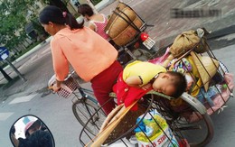 Bức ảnh em bé ngủ gật trên xe đạp cà tàng của mẹ "đốn tim" dân mạng