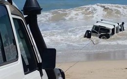 Bị cảnh sát truy đuổi, tài xế lao xe xuống biển