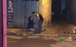 Xôn xao thiếu nữ quỳ gối trên vỉa hè "cầu xin tình yêu" trong đêm