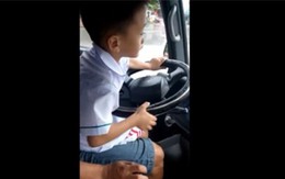 Rợn gáy cảnh bé trai lái ô tô chạy băng băng trên đường