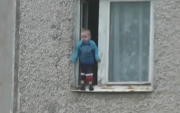 Bé trai đứng trên thành cửa sổ tầng 8 gây thót tim
