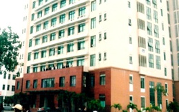 Tựa cửa thang máy, sinh viên rơi xuống đất tử vong