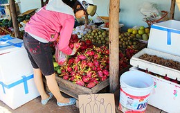 Trái cây “rẻ như cho” tràn ngập đường phố Sài Gòn
