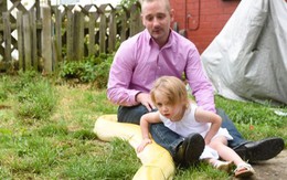 Kinh hãi bố để con gái 2 tuổi chơi đùa với trăn khổng lồ