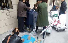 Mẹ mang 250 kg tiền xu đi mua nhà cho con