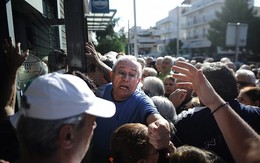 Người già chen lấn rút tiền trong ngày duy nhất Hy Lạp mở cửa nhà băng