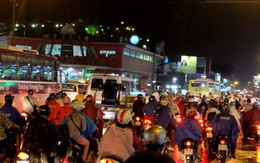 Mưa dông bất chợt, đường phố Sài Gòn tắc nghẽn kinh hoàng