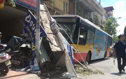 Xe buýt làm hàng chục người hoảng loạn trên phố Kim Mã vì tránh xe máy