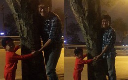 Xúc động bố và con trai thắt nơ cho cây trước khi bị chặt