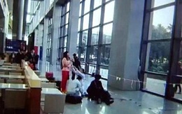 Cụ bà chết thảm do bị lưới thép sân bay rơi trúng đầu