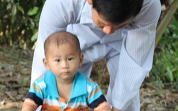 Cuộc sống tự lập của 3 cha con bé trai văng khỏi bụng mẹ