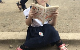 Cô bé tiểu học ở Đăk Lăk gây sốt với bức ảnh ngồi đọc truyện ở sân trường