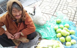 Sự thật đằng sau câu chuyện bà cụ 90 tuổi bán ổi giữa phố Hà Nội