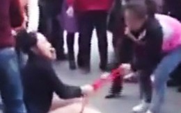 Cô gái trẻ bị nhóm phụ nữ đánh ghen, lột quần áo giữa đường