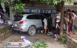 Hà Nội: Xe Santafe mất lái lao qua đám cưới, 3 người bị thương