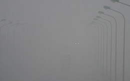 Xe cộ bật đèn lúc 8h sáng vì sương mù dày đặc