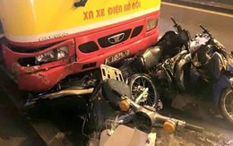 Xe buýt đâm hàng loạt xe máy đang trú mưa dưới hầm Kim Liên