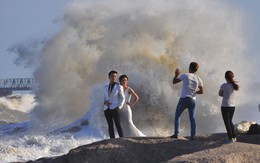 Các cặp đôi thi nhau chụp ảnh cưới giữa siêu bão gây sốc