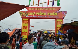 Người dân ùn ùn đi chợ cầu may ở Nam Định