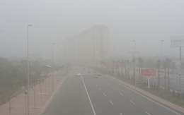 Giữa trưa, Hà Nội vẫn bị sương mù bao phủ