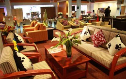 Sập gụ, tủ chè lép vế trước sofa, tủ kính ngoại nhập
