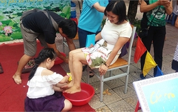 Hà Nội: Trẻ đấm lưng, rửa chân cho bố mẹ