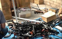 Kinh hoàng: Phát hiện 1.200 khẩu súng, 2 tấn đạn trong nhà một xác chết