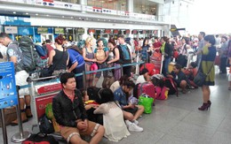 Hàng trăm hành khách bức xúc vì bị hoãn, hủy bay