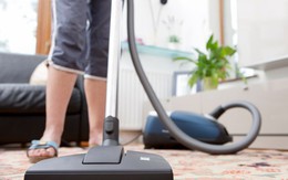 Hút bụi sai cách nhanh hỏng máy mà nhà chẳng sạch