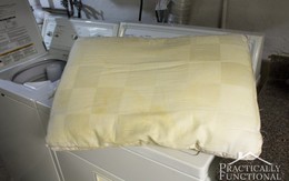 Mẹo tẩy trắng gối ố vàng bằng máy giặt