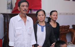 Cha mẹ nuốt nước mắt đưa MC Quang Minh về nơi an nghỉ cuối cùng