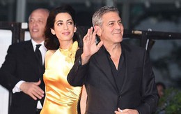 Vợ George Clooney lộng lẫy với váy satin vàng khi ra mắt phim của chồng