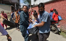 Xót xa cảnh người Nepal oằn mình trong trận động đất kép