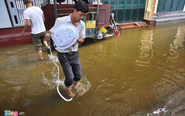 Nước bủa vây khu phố ở thủ đô 3 ngày sau mưa