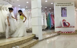 Việt Trinh bị bắt gặp thử váy cưới và bụng to bất thường
