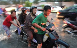 Đường ngập như sông, giao thông hỗn loạn sau cơn mưa ở Sài Gòn